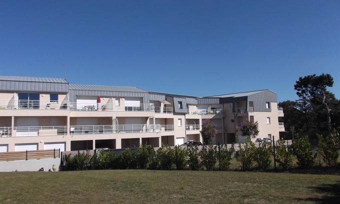 Jullouville Apartment | Jullouville residence with elevator in calm environment near beach