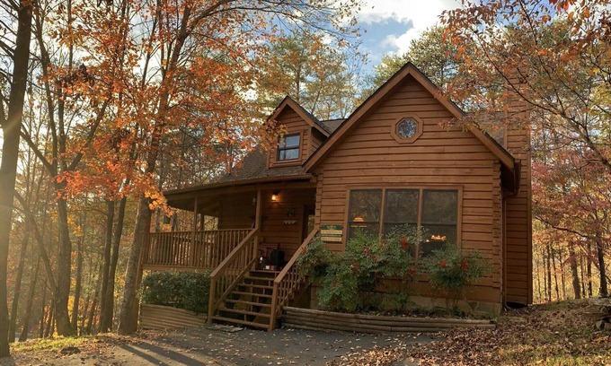 Gatlinburg - Pigeon Forge Cabin | July 14-19 Avail. Easy Roads-Near DW & Pkwy-Pvt Pkng-NEW Hot Tub-Pool Tbl-WiFi