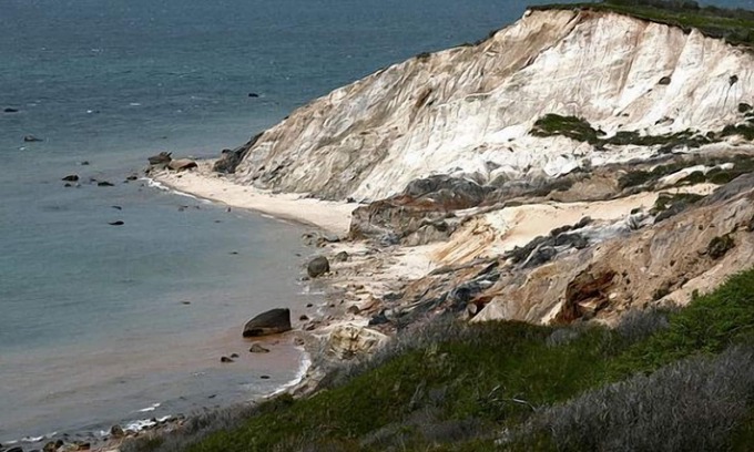 Aquinnah Condo | July 7th to 10th, Ferry tkts available! Aquinnah condo at cliffs, walk to beach!
