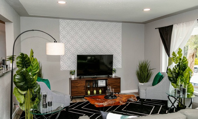 Berkley House | Jungle Escape - 4 BR - NEW & Modern - Wine - Backyard