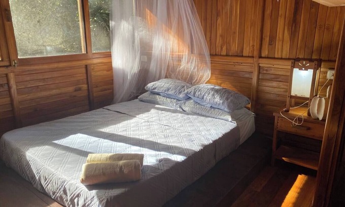 Cocles House | Jungle Room – Peaceful Stay Near Beach & Town