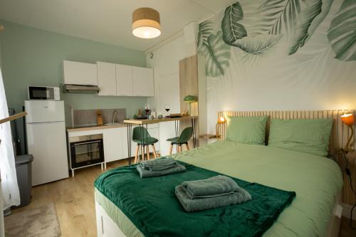 Montoir-de-Bretagne Apartment | Jungle Studio - Déco tropicale et confort moderne