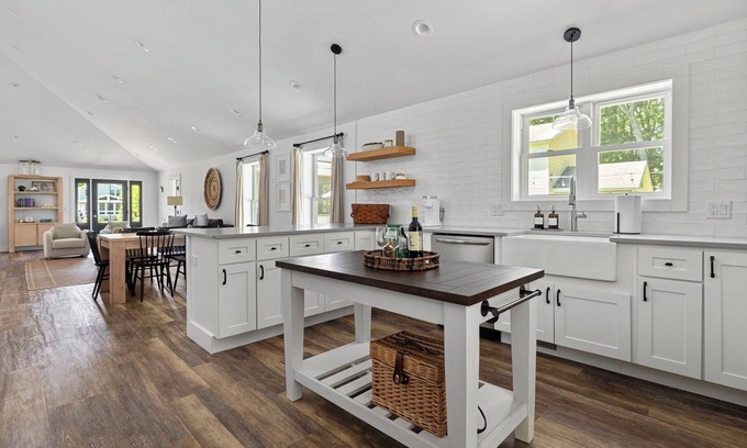 Union Pier House | Juniper Presents: A Classy Cottage w/Hot Tub, Deck, Fire Pit, near Beach