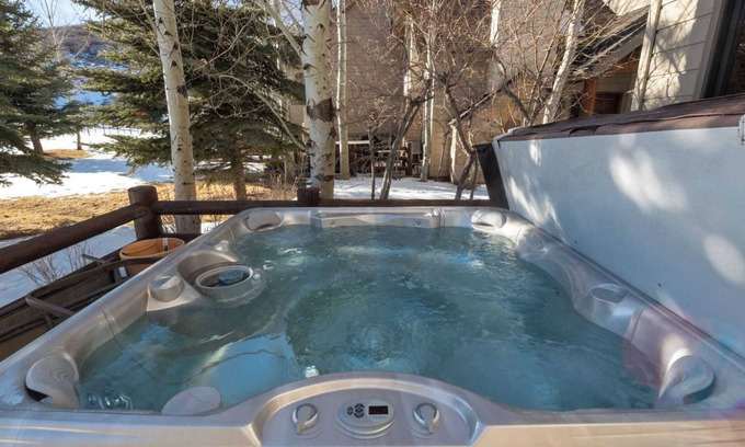 Deer Valley Cottage | Jupiter Peak by Avantstay Near Deer Valley Base w/Hot Tub!