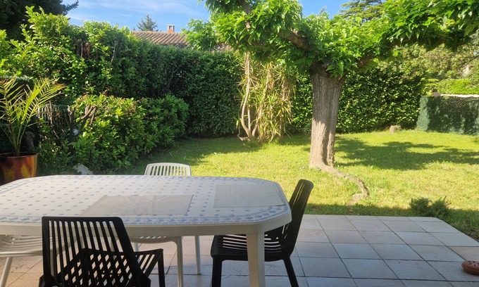 Sauveterre House | Just 10 minutes from Avignon! Country house in a haven of peace.
