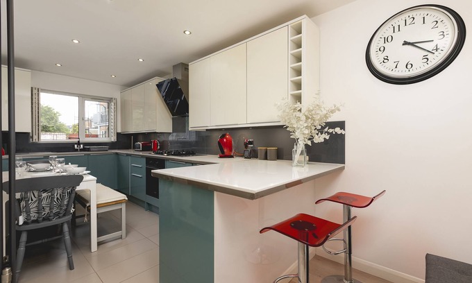 Shaftesbury Apartment | 'Just 20 mins from Buckingham Palace + Free Parking Space! "