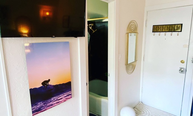 Waikiki Condo | Just 400 feet from the Kuhio Waikiki Beach.