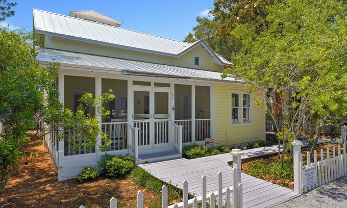 Seaside House | Just 5 Houses to Beach in Seaside! Sleeps Six + 2 Adult Bikes!