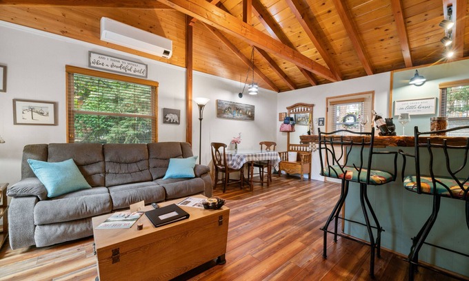 Moonridge Cabin | JUST FOR 2! NEAR ENTERTAINMENT/RESTAURANTS - HOT TUB - FIRE PIT - BBQ & A/C