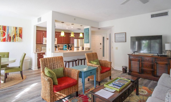 Palmetto Dunes Condo | Just off the ocean, beachside pool & hot tub in Palmetto Dunes Resort + tennis