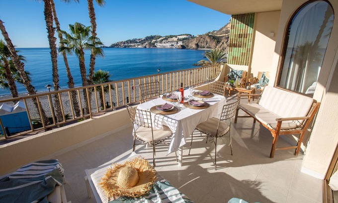 Almunecar Apartment | JUST OVER THE BEACH SPACIOUS APARTMENT WITH FABULOUS VIEWS OVER THE SEA. A/C
