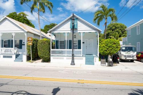 Old Town House | Just steps to Duval- Sleeps 10- Heated Pool House