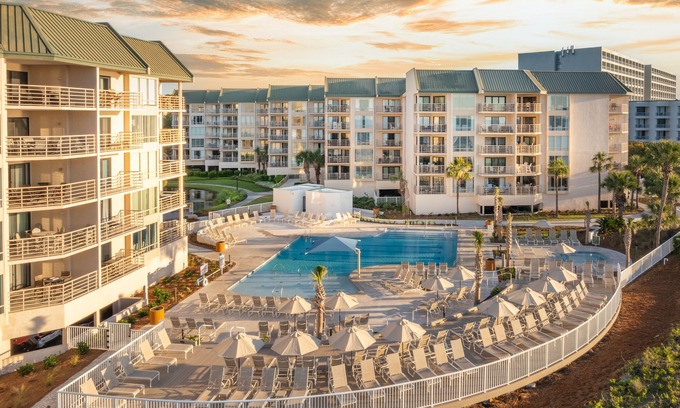 Palmetto Dunes Condo | Just steps to the beach, minutes to 3 golf courses, pools/BBQ area on site