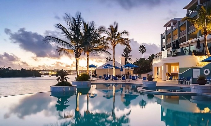 Paget Hotel | Just What You Were Looking For! 3 Classy Units, Outdoor Pool, FREE Parking!