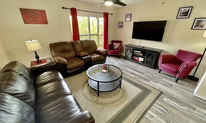 Branson Condo | Justyna's Place, No Stairs! Great Location! Open Pool! Natural Views! Relaxing!