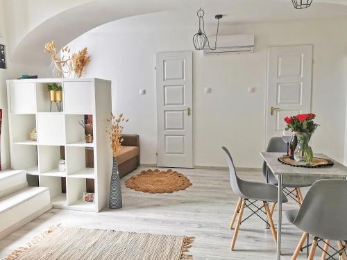 Pecs Apartment | Kálvária Vendégház, közvetlenül a várfal mellett.
