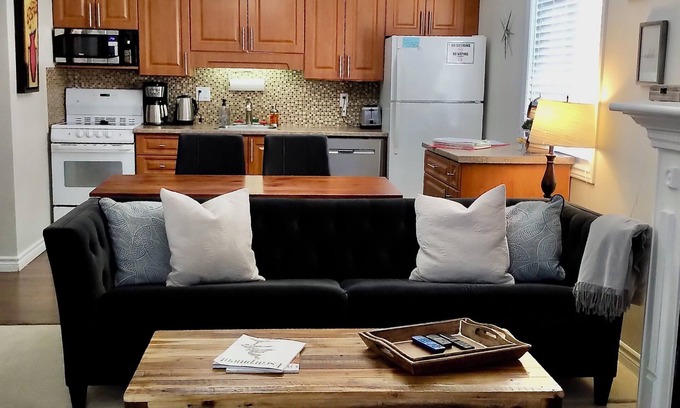 Collingwood Condo | K's Cozy Condo -Mins. to Beach, Trails, Shops, Skiing. Walk to restaurants, bar.