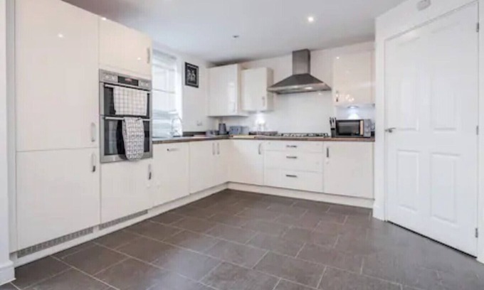 Stanford-le-Hope House | K Suites - Spacious 5 Bedroom with Garden and WiFi