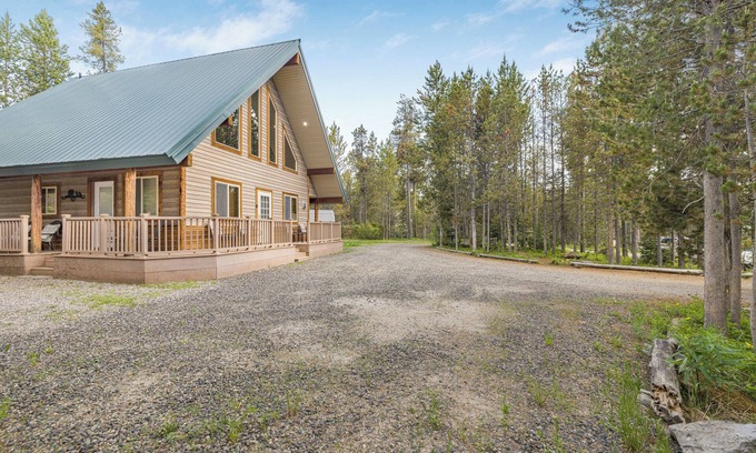 Island Park House | KABINO: Hot Tub Dog Friendly Foosball Fire Pit SmartTV WiFi