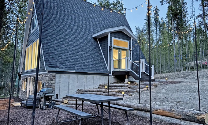 Island Park Cabin | KABINO: Hot Tub,Nestled in the Woods, Arcade Game, Fire Pit, WiFi