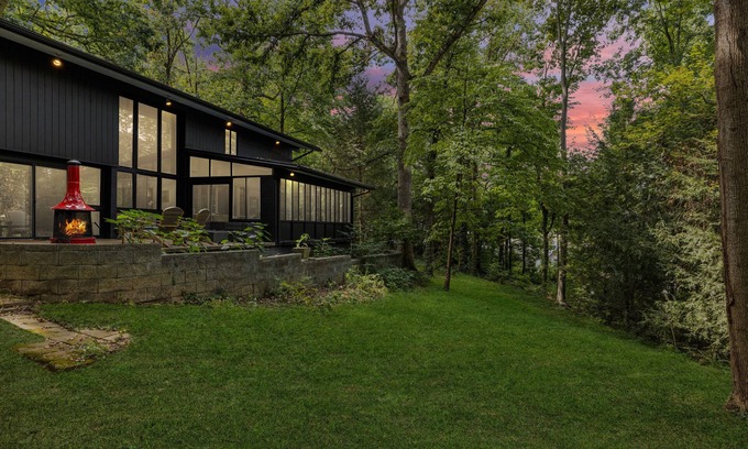 Ashley Oaks House | KABINO: Mid-Century Modern with Floor to Ceiling Pine Views
