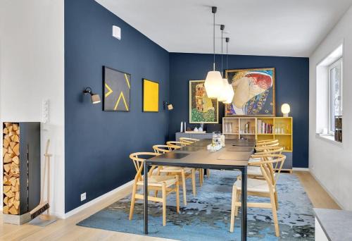 Tromso Apartment | Kais sauna, jacuzzi, cinema and balcony house! Central location