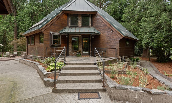 Carrolls Cabin | Kalama River Lodge. River-front Retreat w/Game Room! Dogs OK