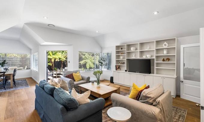Merivale House | Kaleido Nook Enchanting 3BR Magic on Rugby Street