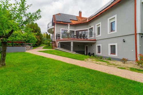 Balatonkenese Apartment | Kamilla Villa