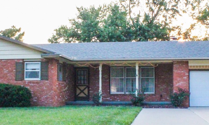 McPherson House | Kansas home away from home near Main Street McPherson, handicap accessible
