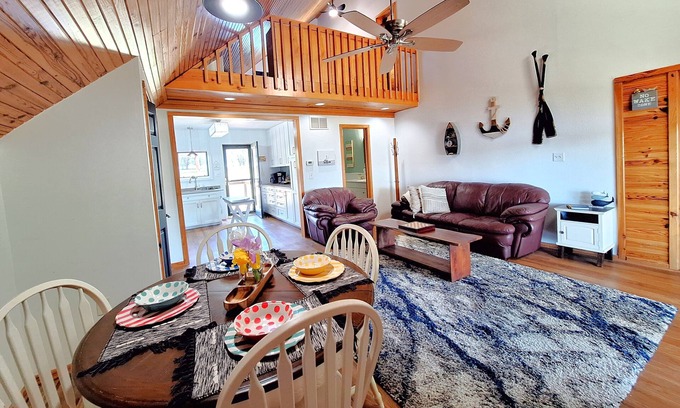 Anthony Cabin | Kansas Lake House With Boat Dock