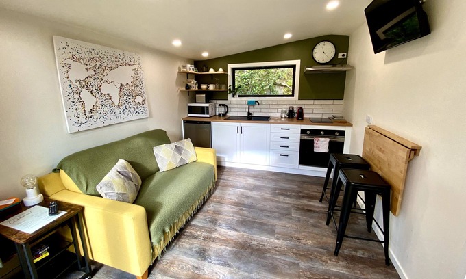Pukerua Bay House | Kanuka Cottage - adorable tinyhouse in Pukerua Bay!