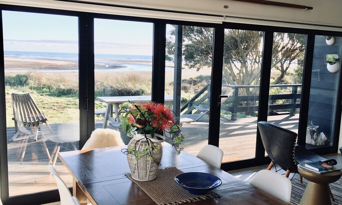 Waikawa Beach House | Kapiti Coast Beachfront & Sea Views ‘InterVille' perfect for Couples or Families