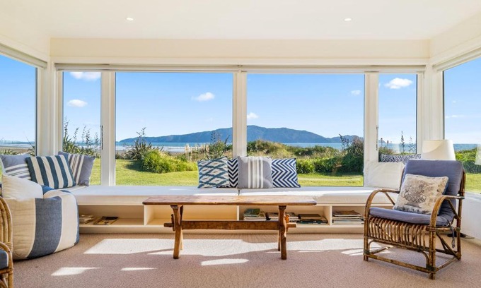 Waikanae House | Kapiti Panorama - Waikanae Beach Holiday Home