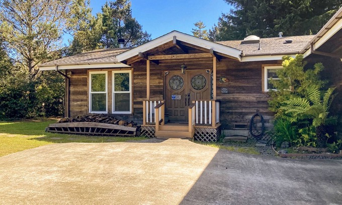 Mendocino House | Karen`s Ferngully - located down the road from the beautiful town of Mendocino