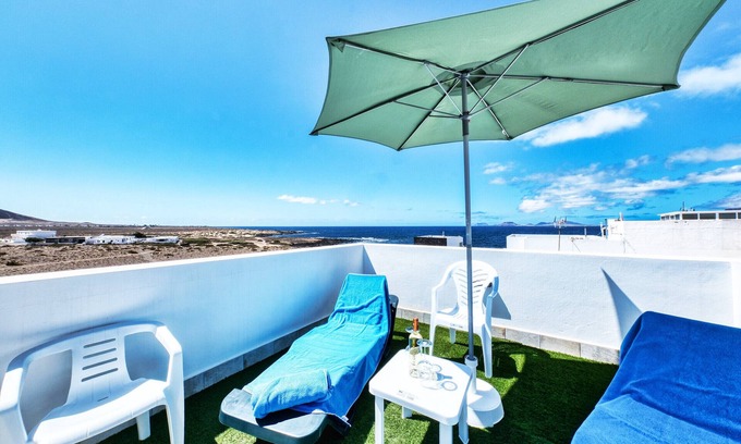 Caleta de Famara Ski Chalet | Karma Famara 1 -25m from the beach, fast wifi and roof top terrace