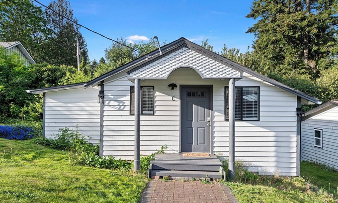 SeaTac Cottage | Karmen’s Lake Cottage C