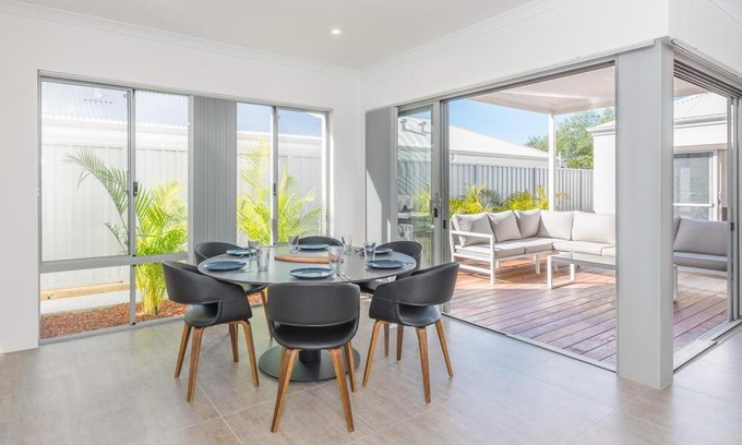 Gwelup House | Karrinyup Waters Luxury House Rental