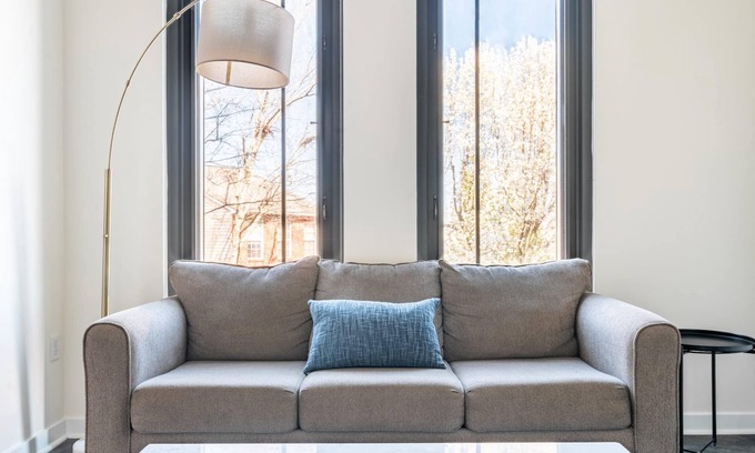 Del Ray Apartment | Kasa Welcoming 1 BD Amenity Access Alexandria