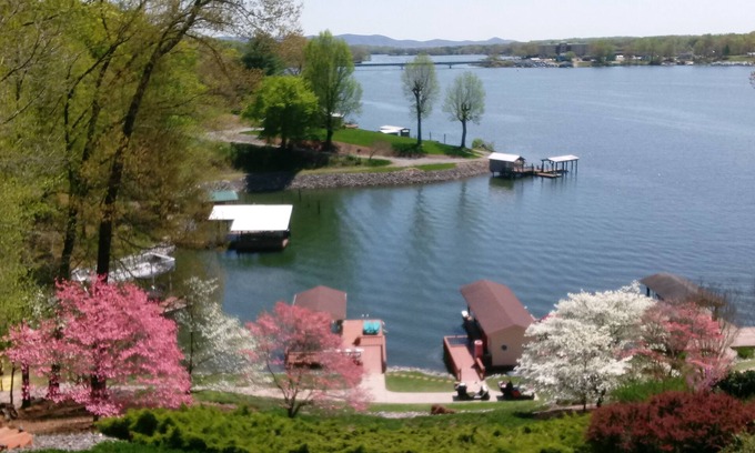Moneta House | Kathy's Place - Magnificent View - Many Amenities Included - sleeps 4