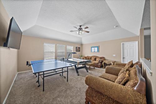 Barker House | Katy Getaway Game Room Bbq Yard Sleeps 16