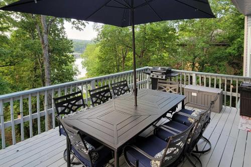 Hot Springs Village House | Kayaks and Boat Dock Lakeside Hot Springs Retreat