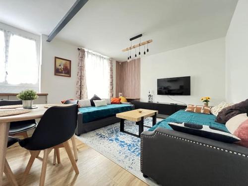 Le Kremlin-Bicetre Apartment | KB 21 - Metro 7 - AC - Free Parking - 4 pers