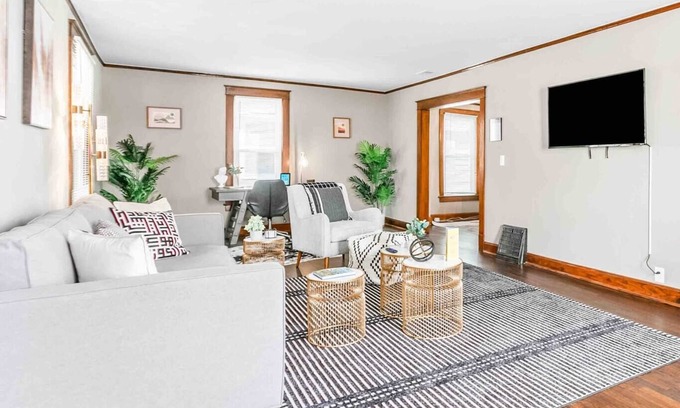 Kansas City House | KC Historic Gem Updated King beds - walk to free streetcar (24 Oct)