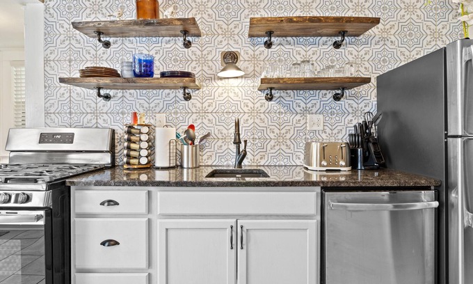 West Plaza House | KC Nest - Mins from Plaza + Streetcar + Parking!