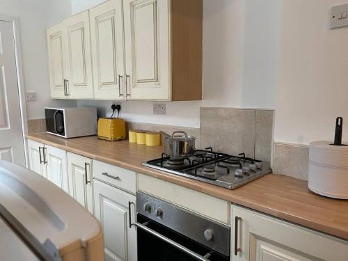 Stoke-on-Trent House | Keary Entire House. 3 beds. Bright and Cheerful.
