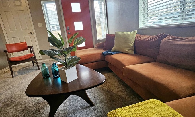 Roseburg House | ~Keasington House, a Mid Century Gem in Hucrest. 2bdrm, 2bath