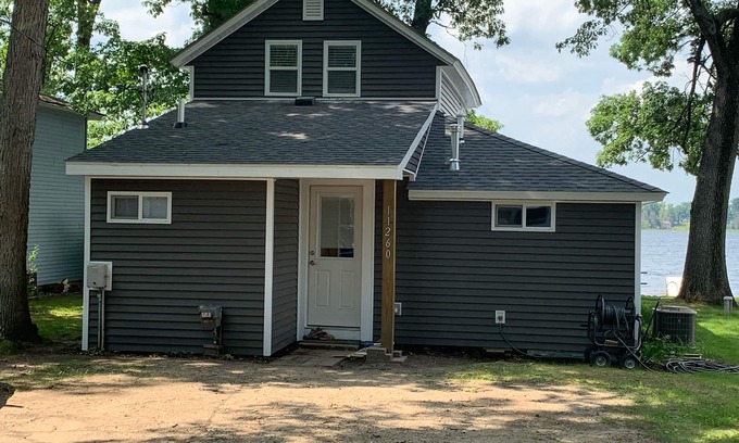 Delton House | "Keep It Reel" Lakefront Cottage on Upper Crooked Lake Delton, MI $1400/week
