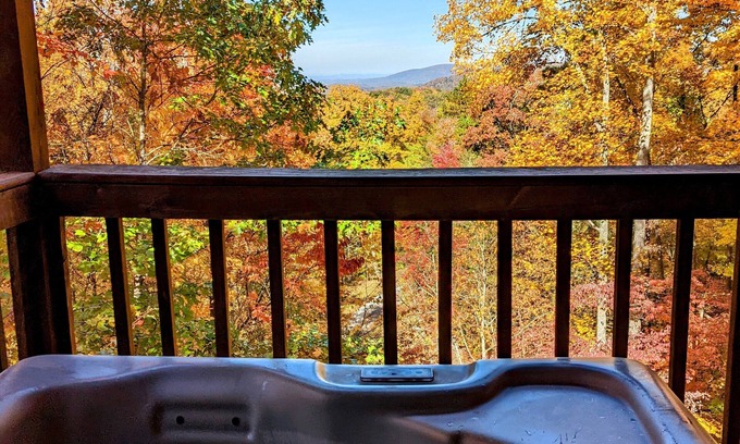 Gatlinburg - Pigeon Forge Cabin | Kelci Kabin a Cozy Cabin with Mtn View, Hot Tub and very private.