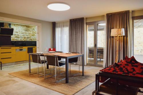 Besalu Apartment | KelDomènech Bed&Art Luxury apartment for art lover